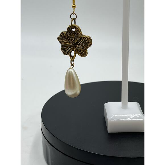 Large Faux Teardrop Pearl Gold Tone Flower Dangle Earrings - Picture 3 of 8